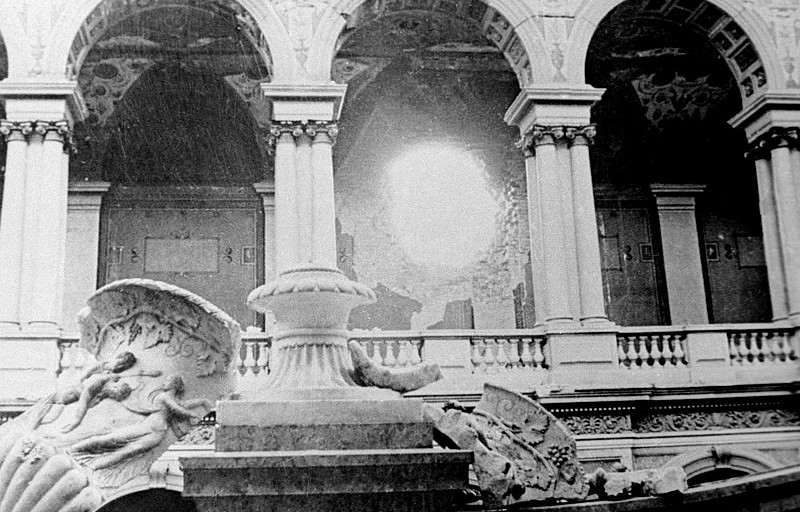 Разрушенное во время артобстрела здание Государственного Эрмитажа